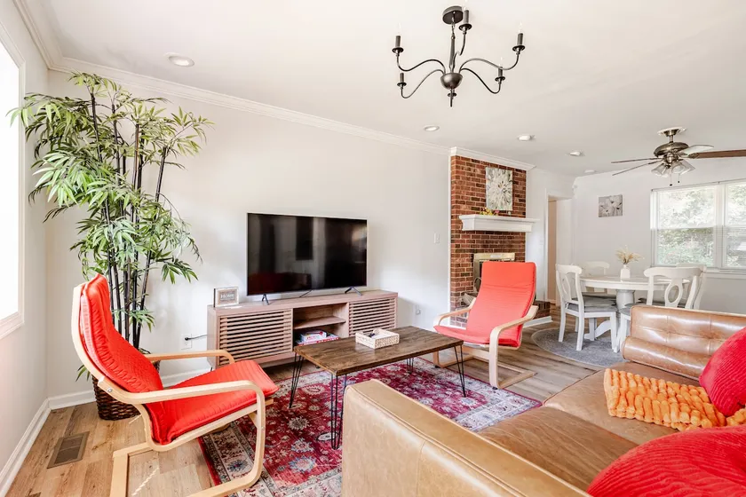 Sunny Spacious Retreat – Large Yard / Privacy - Image 1