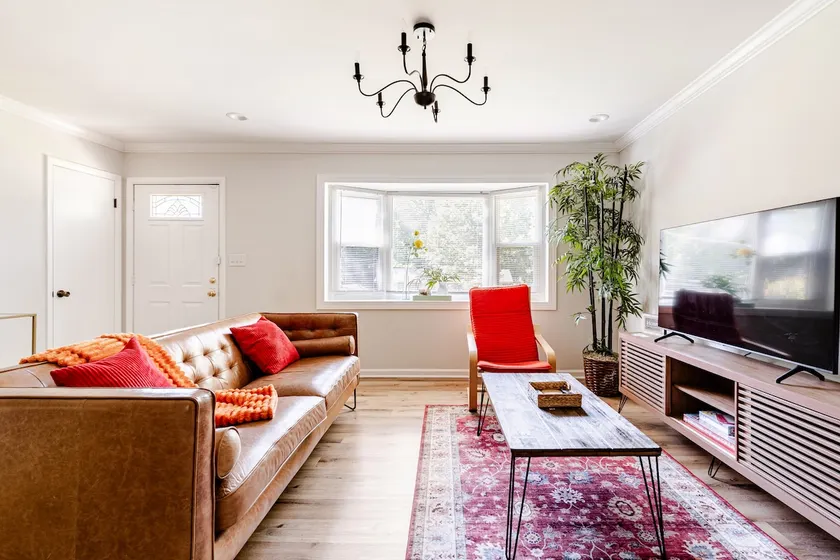 Sunny Spacious Retreat – Large Yard / Privacy - Image 1