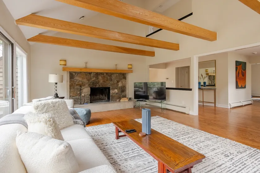 Beautiful Secluded Contemporary on 6 Acres - Image 1