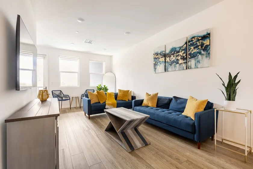 Ontario Townhome near the airport. - Image 1