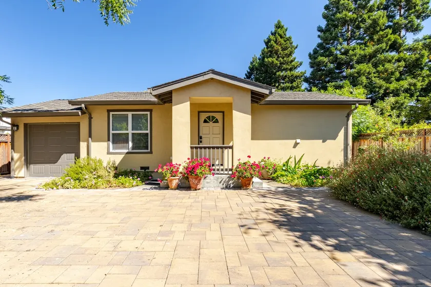 Spacious Cottage w/Vaulted Ceiling - Image 1
