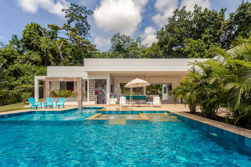 Lake house - Image 1