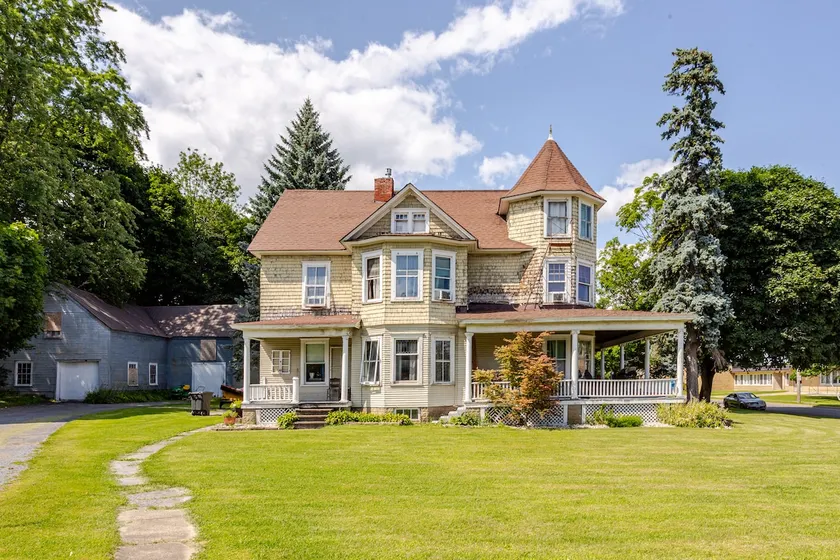 Victorian Home with Modern Charm| Near CVPH & SUNY - Image 1