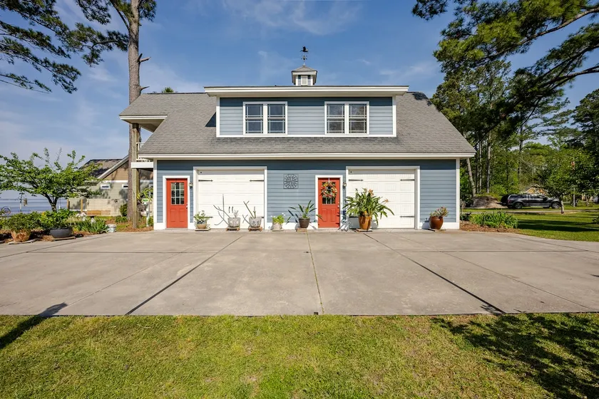 Carriage House on the Neuse River - Image 1