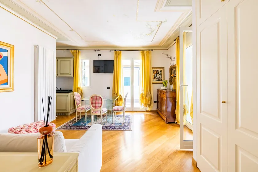 Frescoed 1BR (sleeps 4) | garage | 150m to beach - Image 1