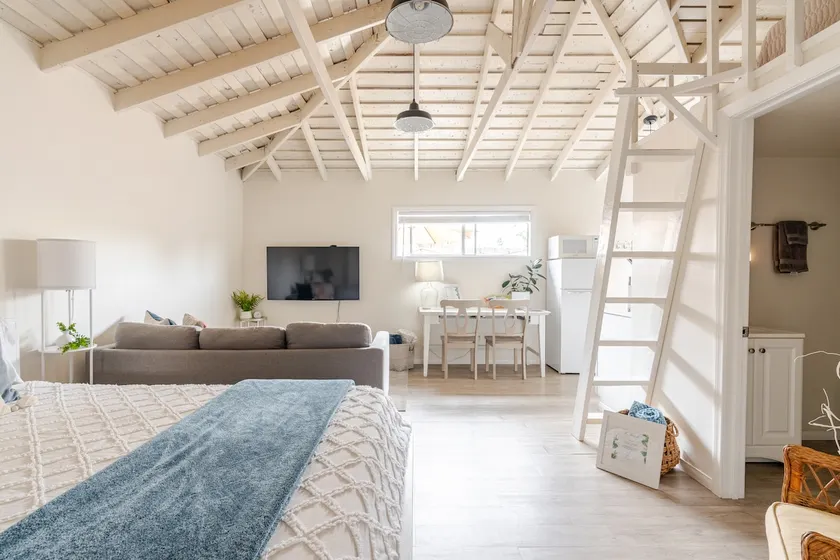 Cozy Beach Cottage 7 min walk to the Sea & UCSB! - Image 1