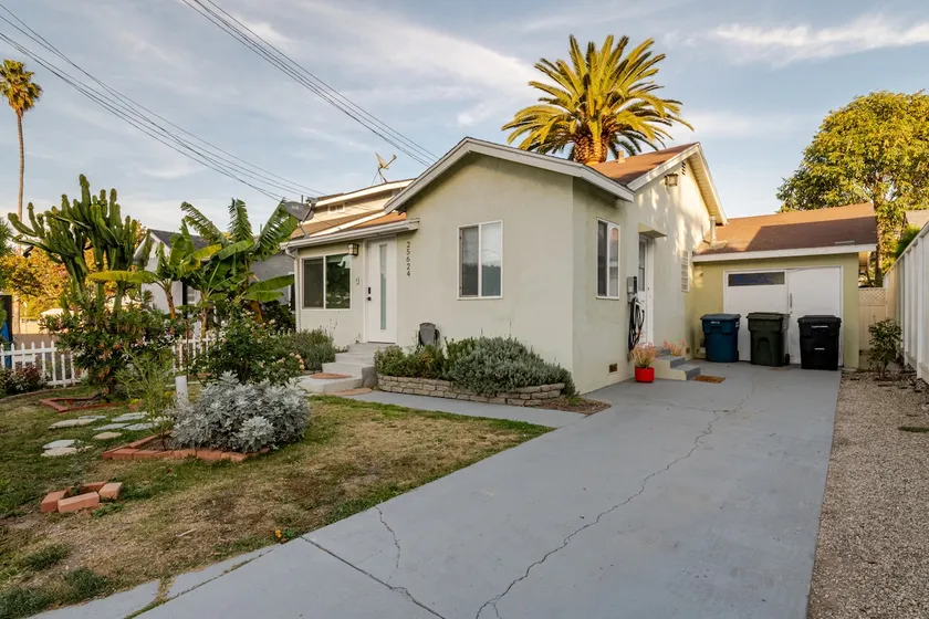 Comfy House Private Fenced Yard Pets Welcome EV - Image 1