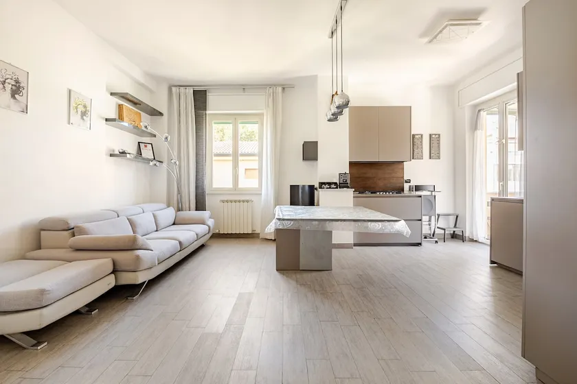 Elegant modern home - Image 1