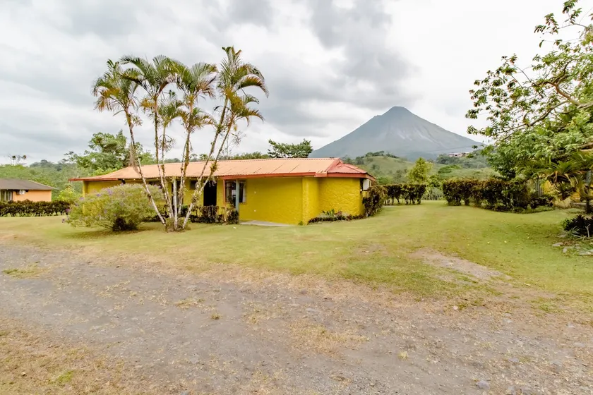 Cabin with a view of the volcano - Image 1