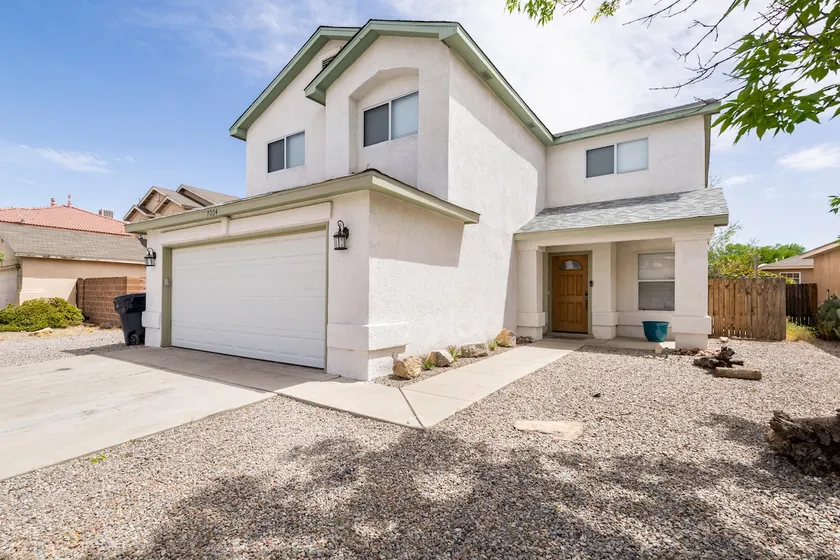 Spacious. Garage. Local Connections. - Image 1