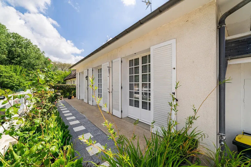 house in a quiet area - Image 1