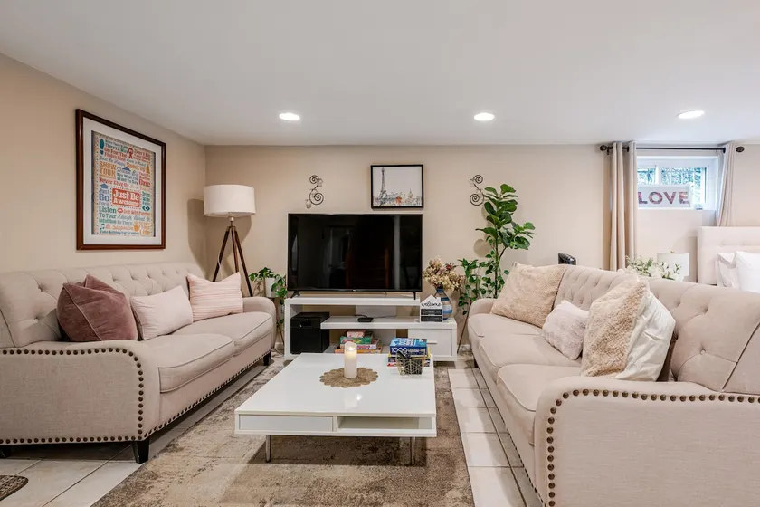 Well-Appointed and Cozy Studio with Parking - Image 1