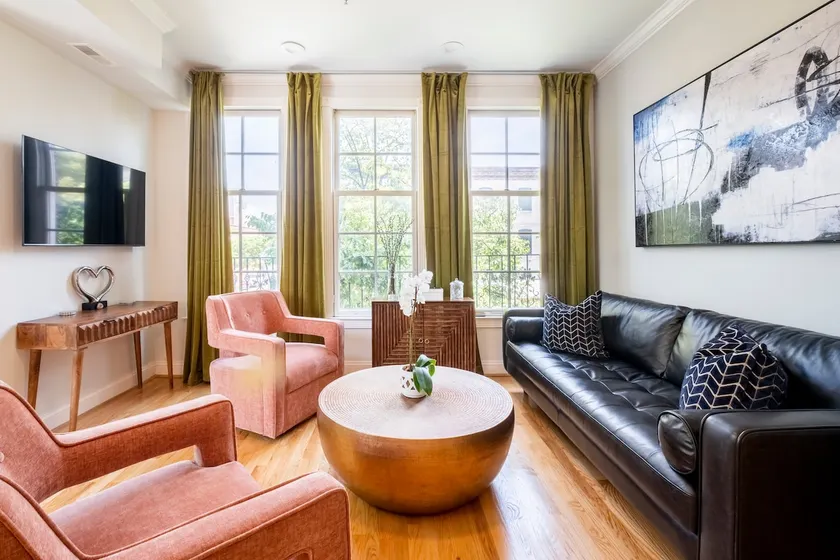 Luxury Townhouse. Roof Deck. Patios & Parking - Image 1