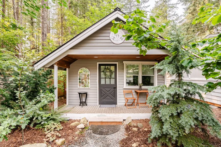 Witch Hazel Cottage with Jacuzzi tub & fireplace - Image 1