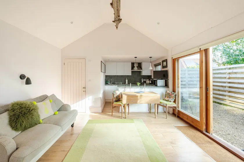 Stylish cabin One minute to the Quay Has parking - Image 1