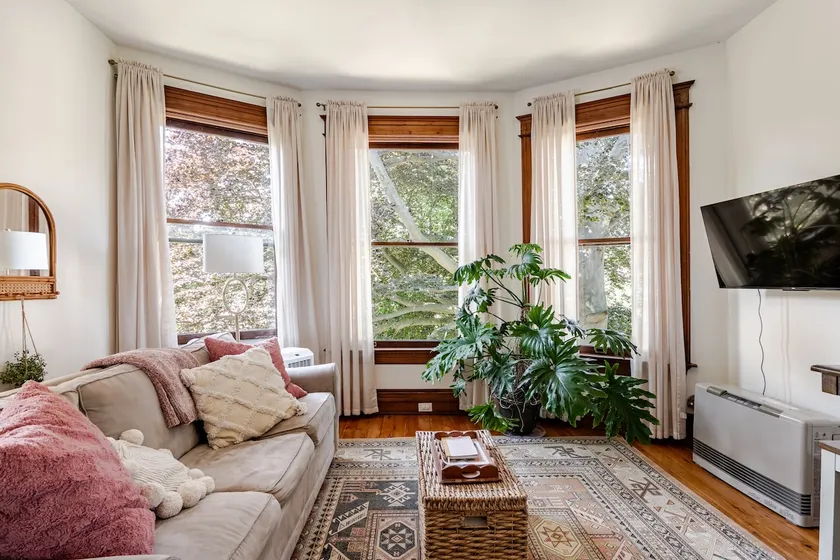 Elegant Historic Suite — Balcony & Fireplace - Image 1