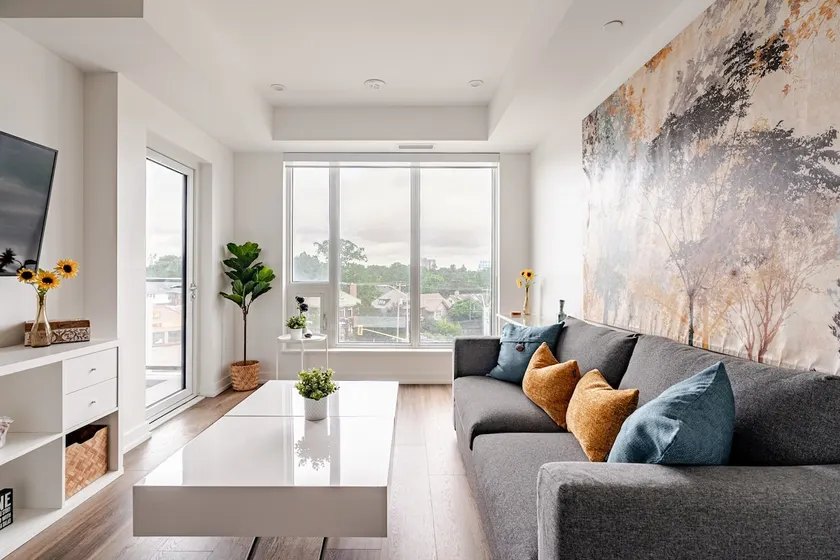 Luxury accommodation with parking, gym, and lounge - Image 1