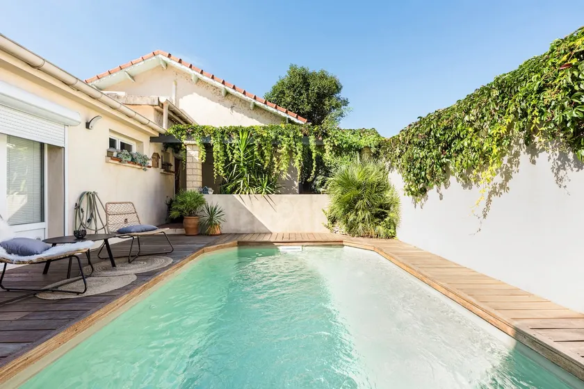 House with pool near the city center - Image 1