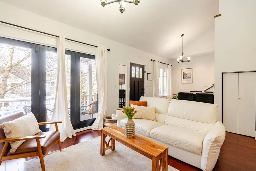 Vancouver 3BR Home • Very central - Image 1