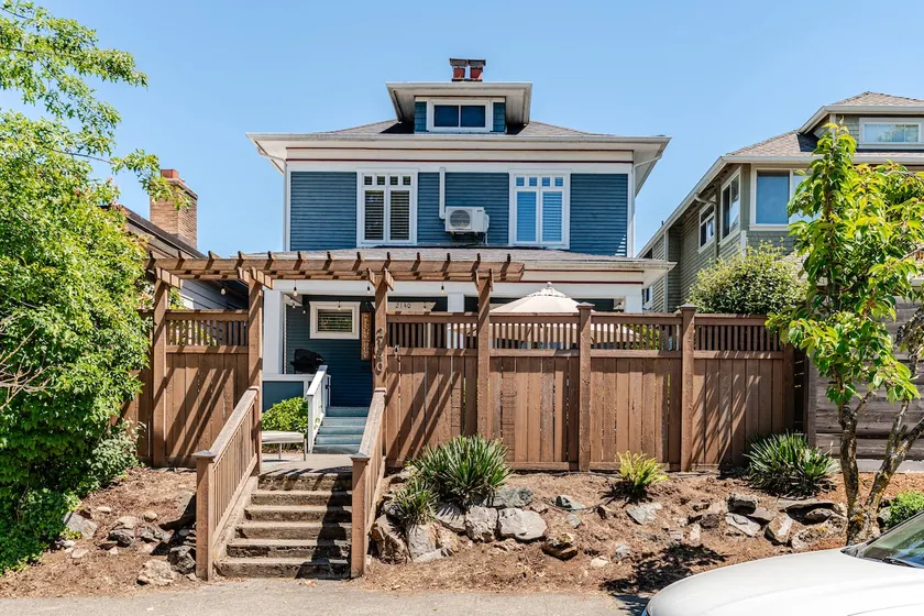 Classic Queen Anne home - Image 1
