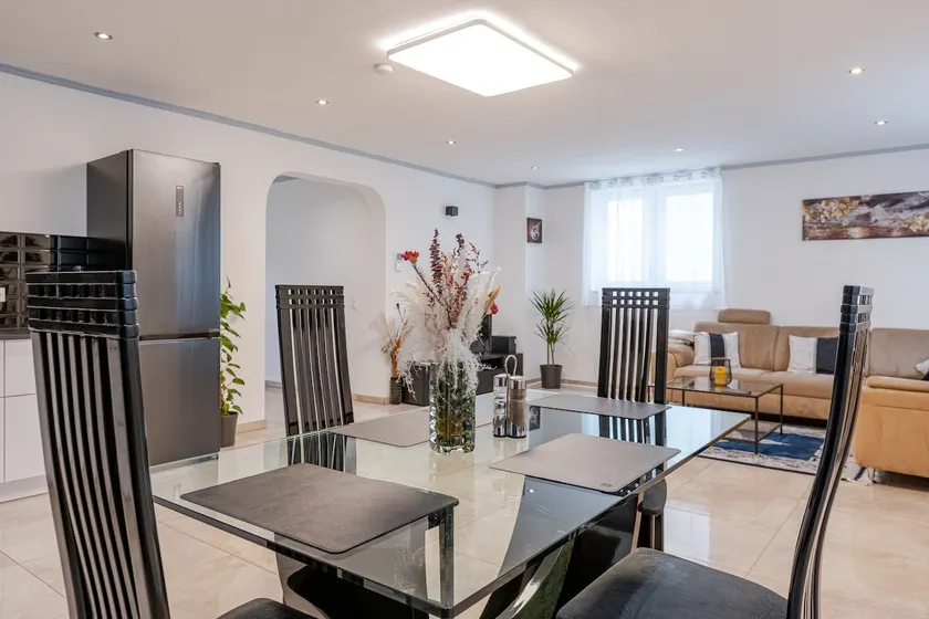 Luxurious, near Cologne, with free parking - Image 1
