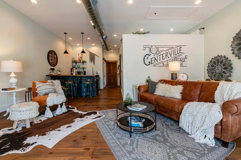 The Carriage House in the Heart of Uptown - Image 1