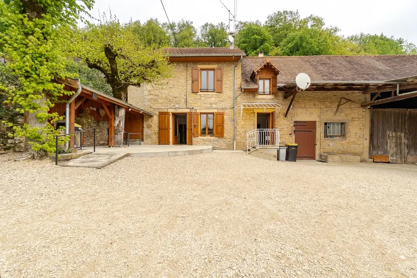 Vénérieu House in the countryside - Image 1