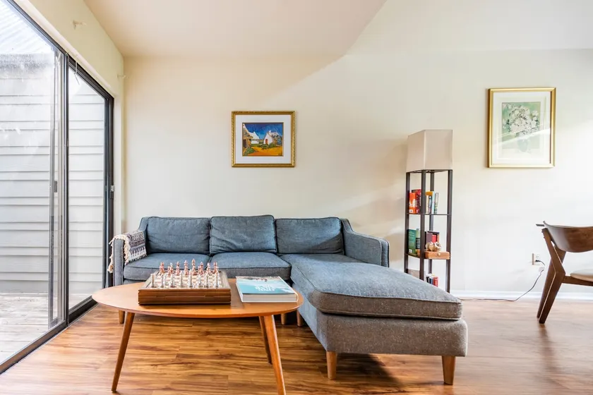 Elegant riverside condo minutes from downtown - Image 1