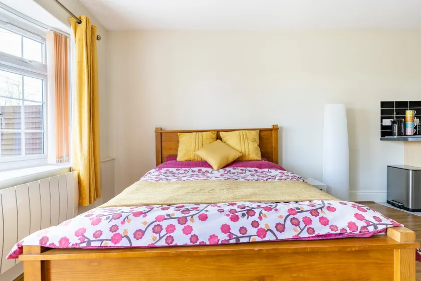 Beautiful peaceful annexe with aircon and parking - Image 1