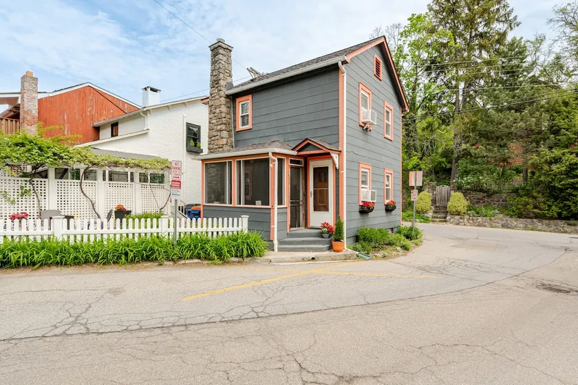 Cottage in the village of Cold Spring - Image 1