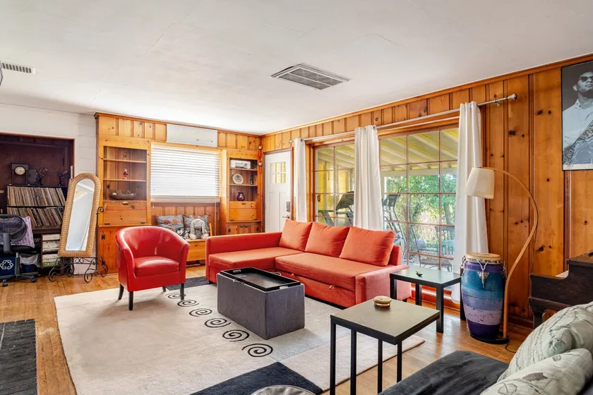 Cozy 3 bedroom home w/ 5 beds & 4 TVs - Image 1