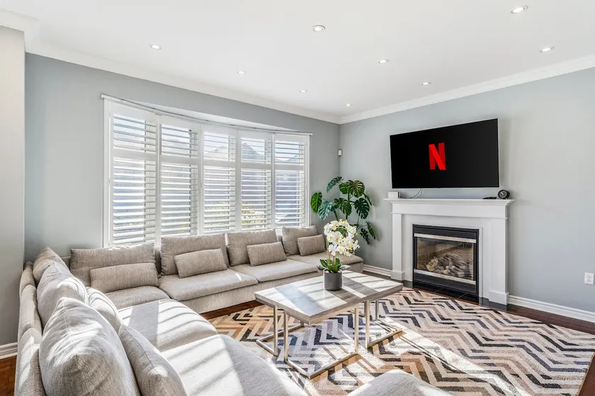 Spacious 5-Bed Home Near Airport| Free Parking+PS5 - Image 1