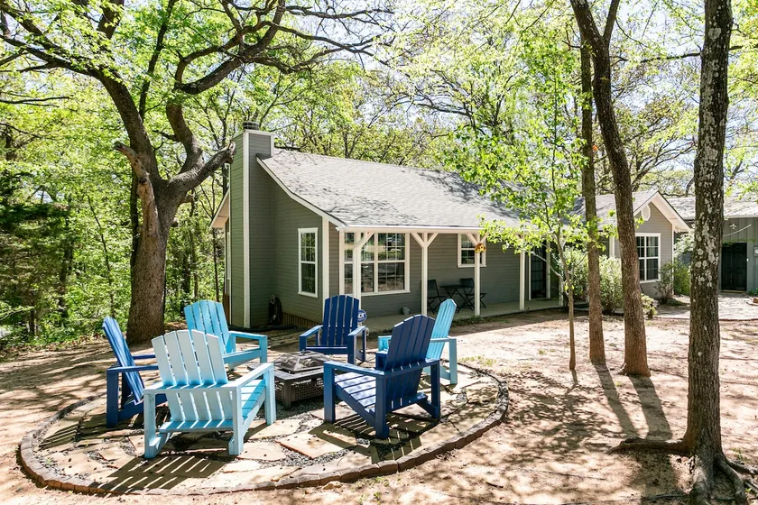 Shoreline Cottage Under a Canopy of Oak Trees - Image 1