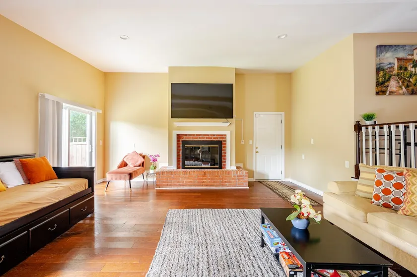Modern 4-bedroom house, TV in bedroom,big fence yard, Pet stay free,Lighted yard - Image 1
