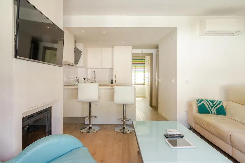 Renovated beachfront apartment - Image 1
