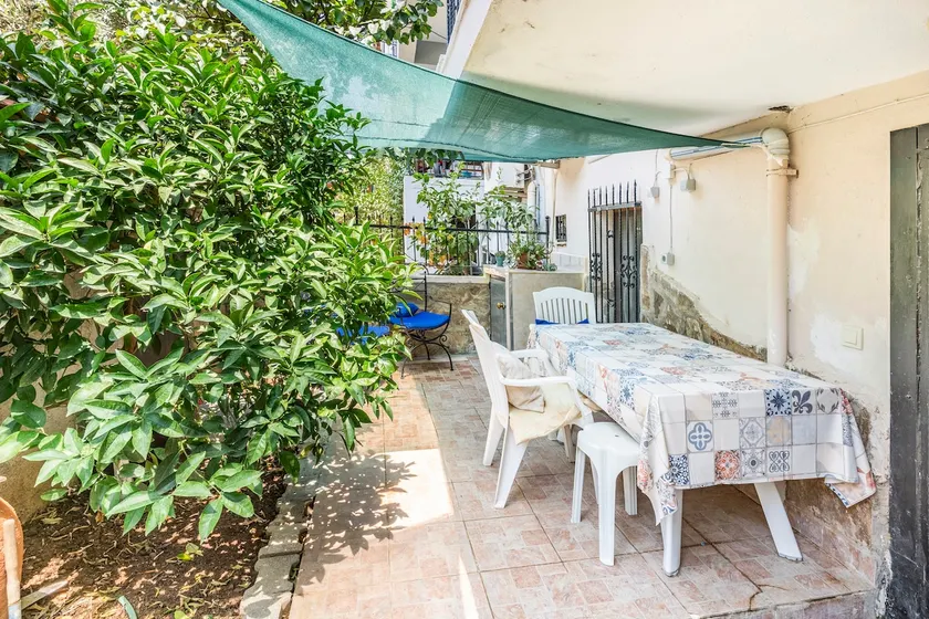 Garden floor close to the sea - Image 1