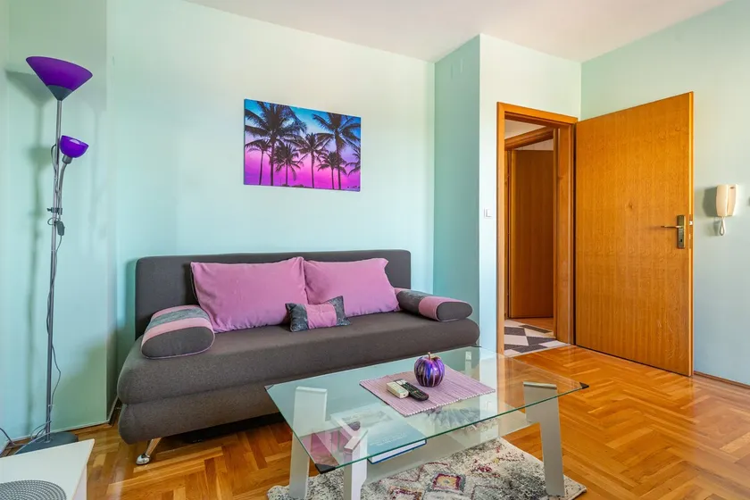 Seafront apartment •Free parking •20m to the beach - Image 1