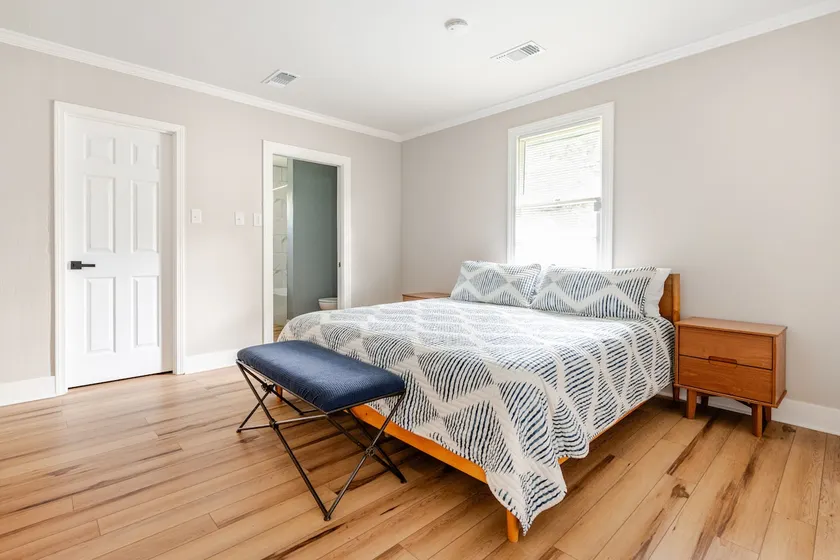 Modern 3BR Near SLU • Yard + BBQ + Free Parking - Image 1