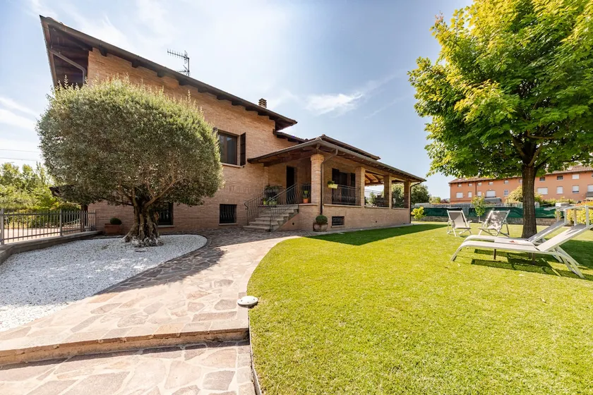 Apartment with garden - Image 1