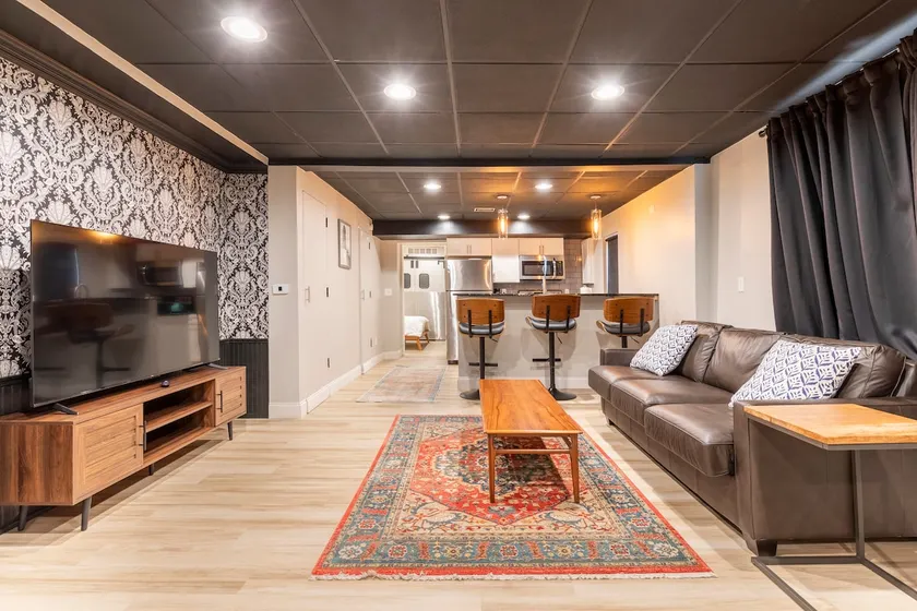 Newly Renovated Downtown Gem! - Image 1