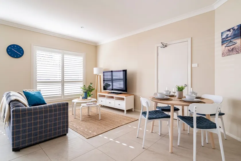 Cozy self-contained one-bed flat (Near Bus Stop) - Image 1