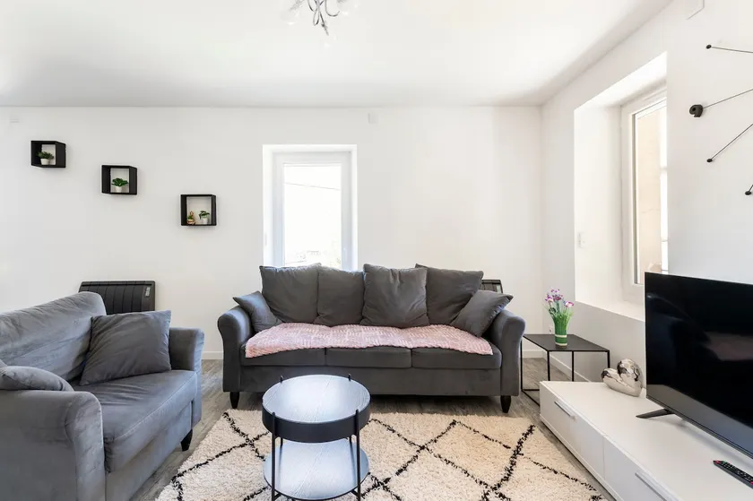 Apartment with private access. - Image 1