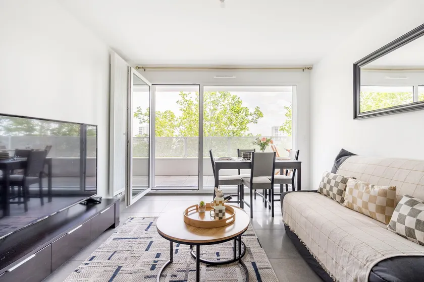Bright apartment with balcony – near Paris - Image 1