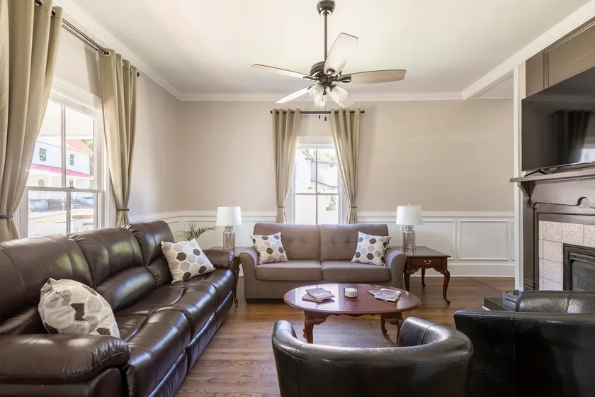 1920s Historic Retreat in Downtown Graham - Image 1