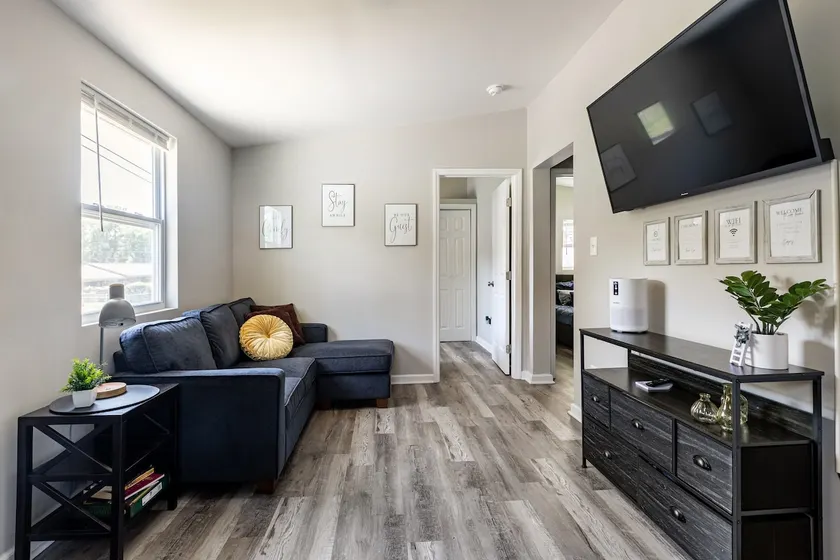 Cozy, Newly Updated 2BR - Image 1