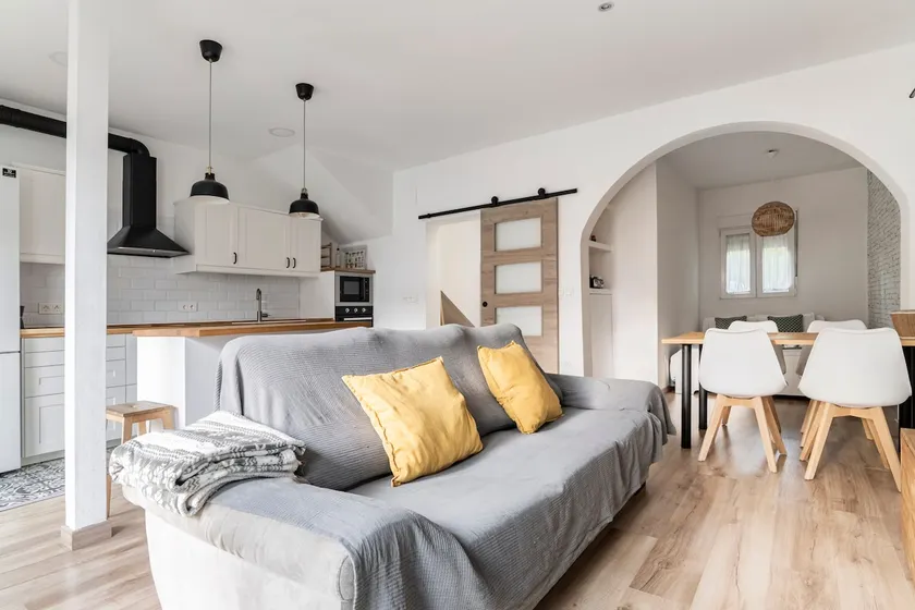 Apartment with a large patio - Image 1