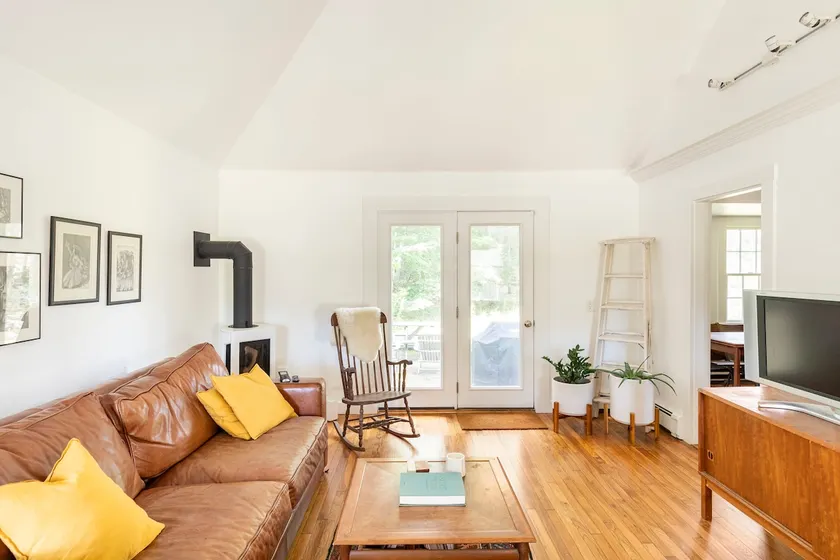 Stylish New England cottage, 5 mins from beach - Image 1