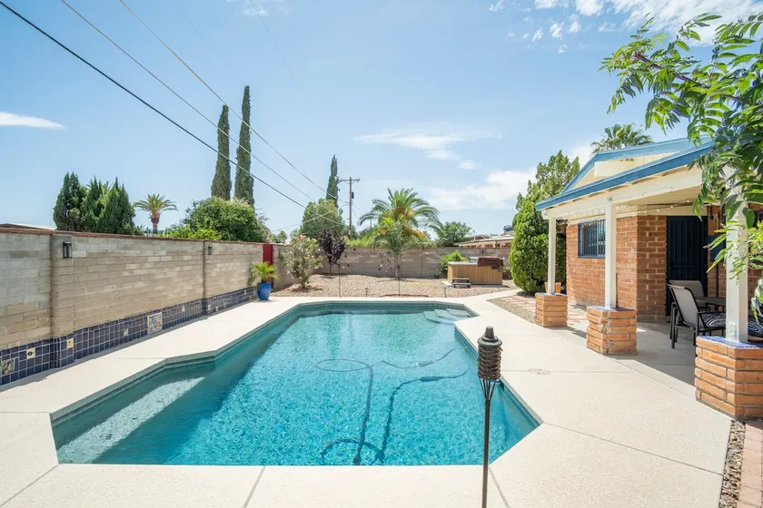 Central Poolside Oasis - Solar Powered - Image 1