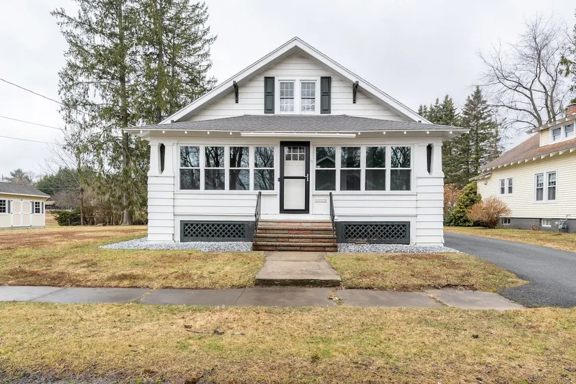 Cozy Bungalow in SE Pittsfield - Image 1