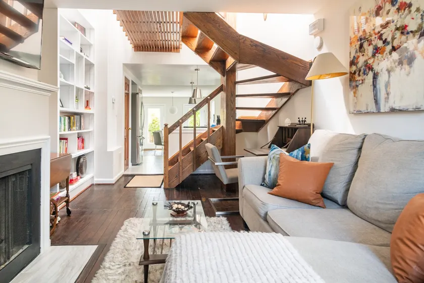 |~|King Bed|~|Fenced Yard|~|Twisted Stairs!|~| - Image 1